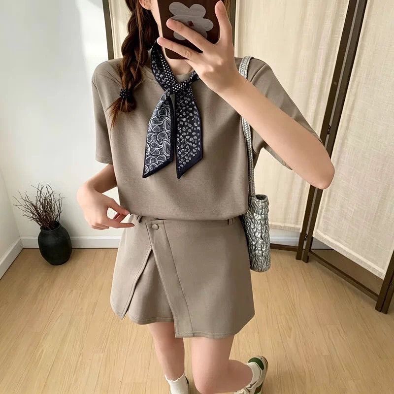 260703韓系時尚減齡T恤加褲裙配絲巾三件套