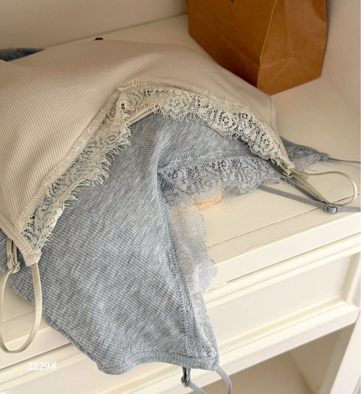 蕾絲V領細肩背心