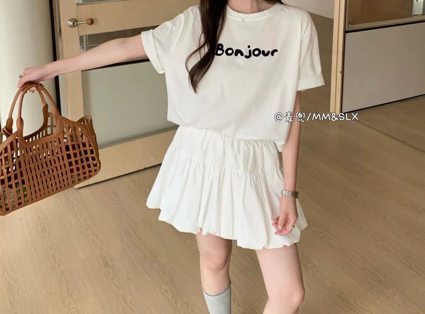 260312胸前 Bonjour毛巾刺繡字母ㄒ恤