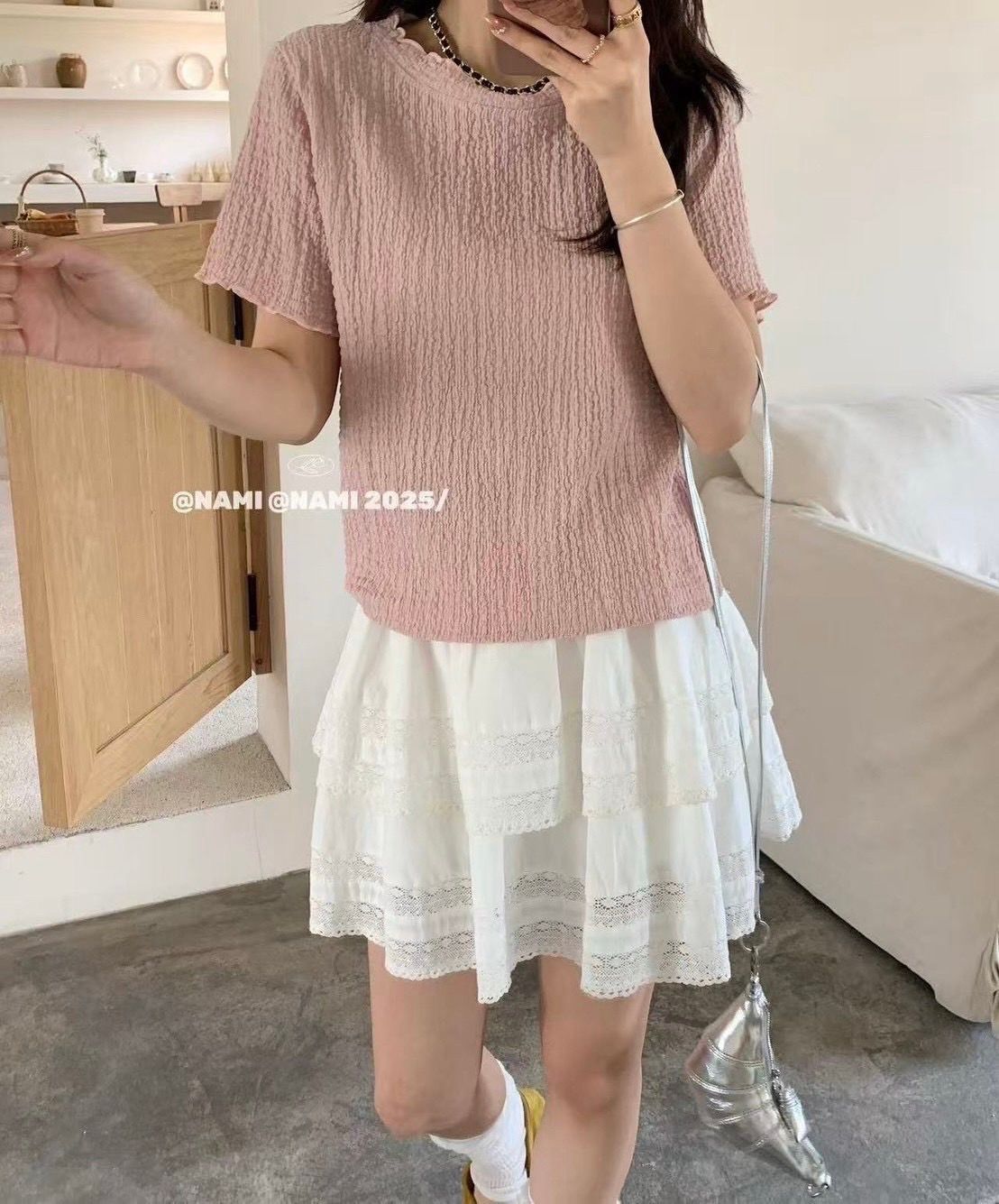 260324木耳邊素色上衣