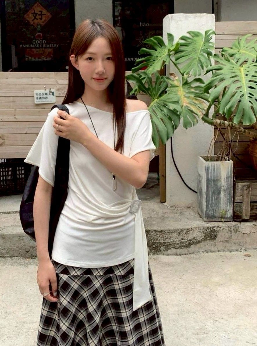 260418微斜領不規則抓皺上衣