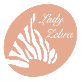 一個桃色的橢圓形標誌，上面有白色斑馬紋圖案，以及用優雅的草書字體寫著的“Lady Zebra”字樣。