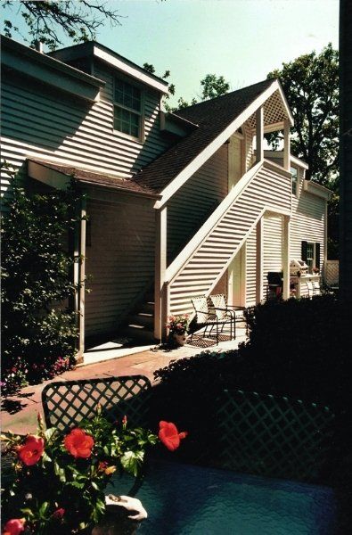 Winnetka Coach House Entry — Chicago, IL — Allan J. Grant and Associates
