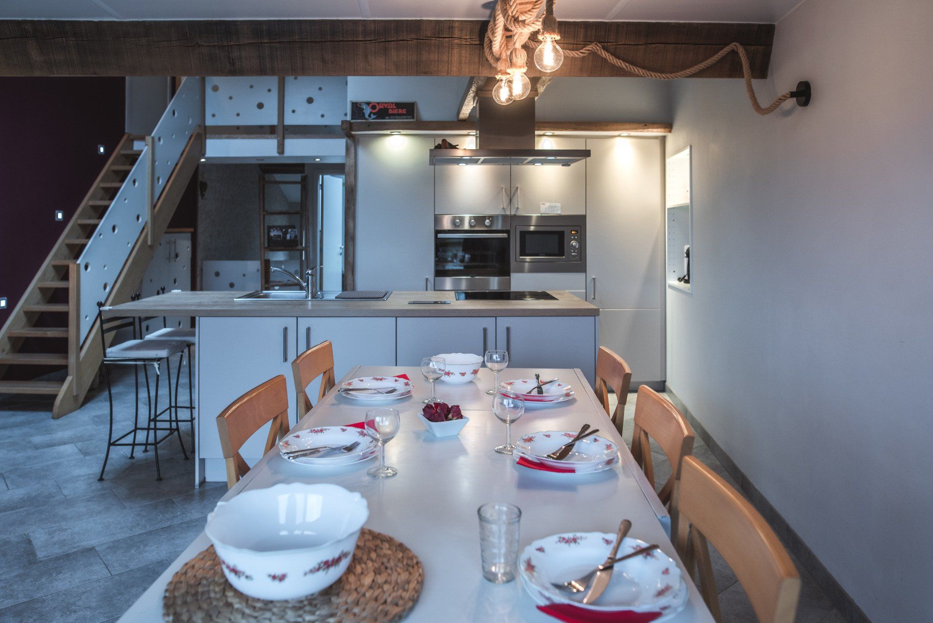 Une table de salle à manger avec des assiettes et des bols dessus