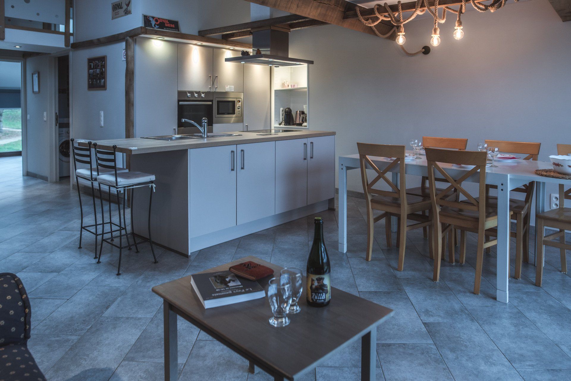 Une bouteille de vin est posée sur une table dans une cuisine