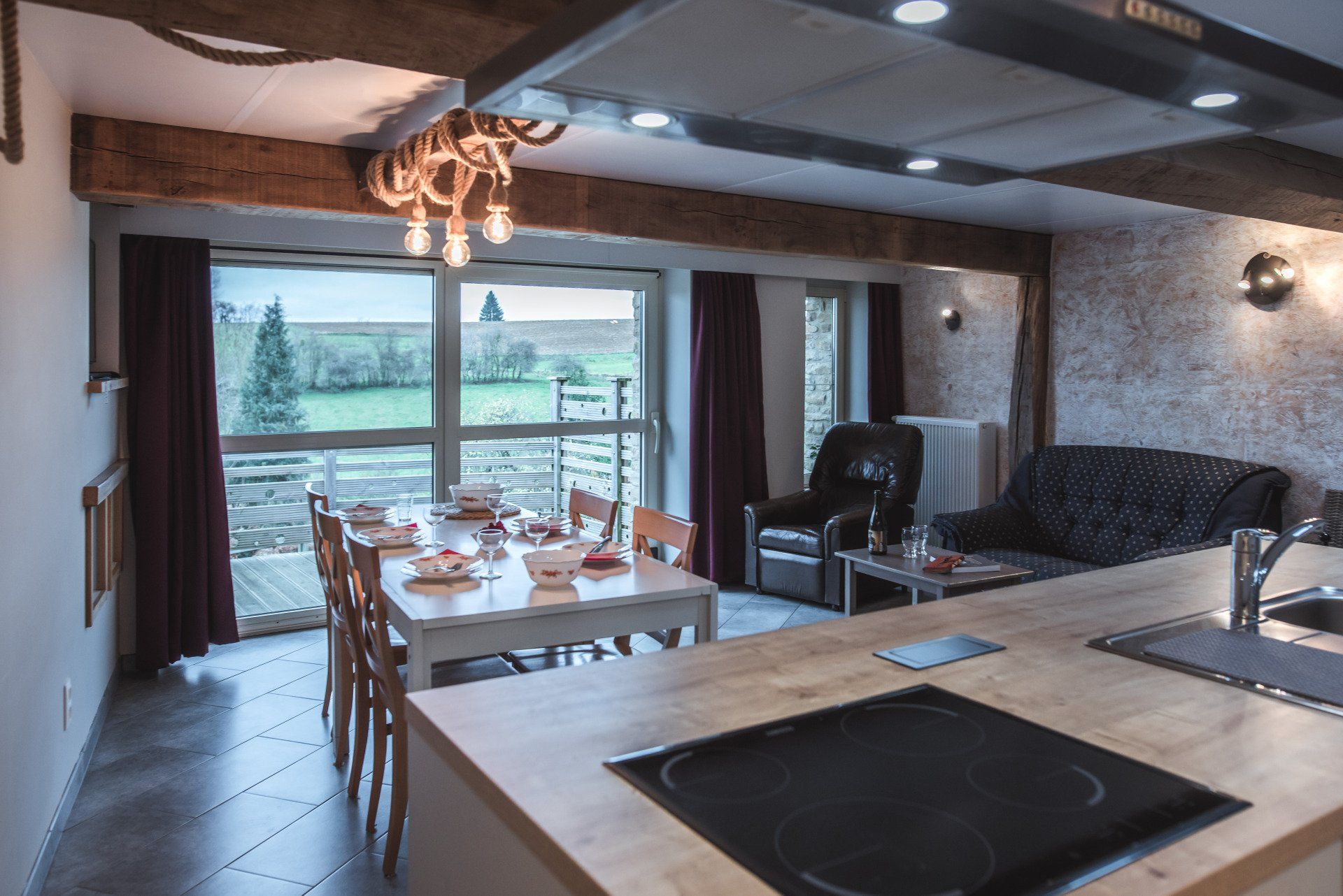 Une cuisine avec une table et des chaises et une cuisinière avec four