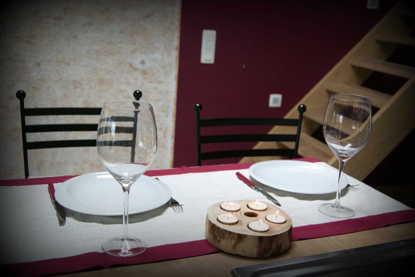 Une table avec des assiettes et des verres à vin dessus