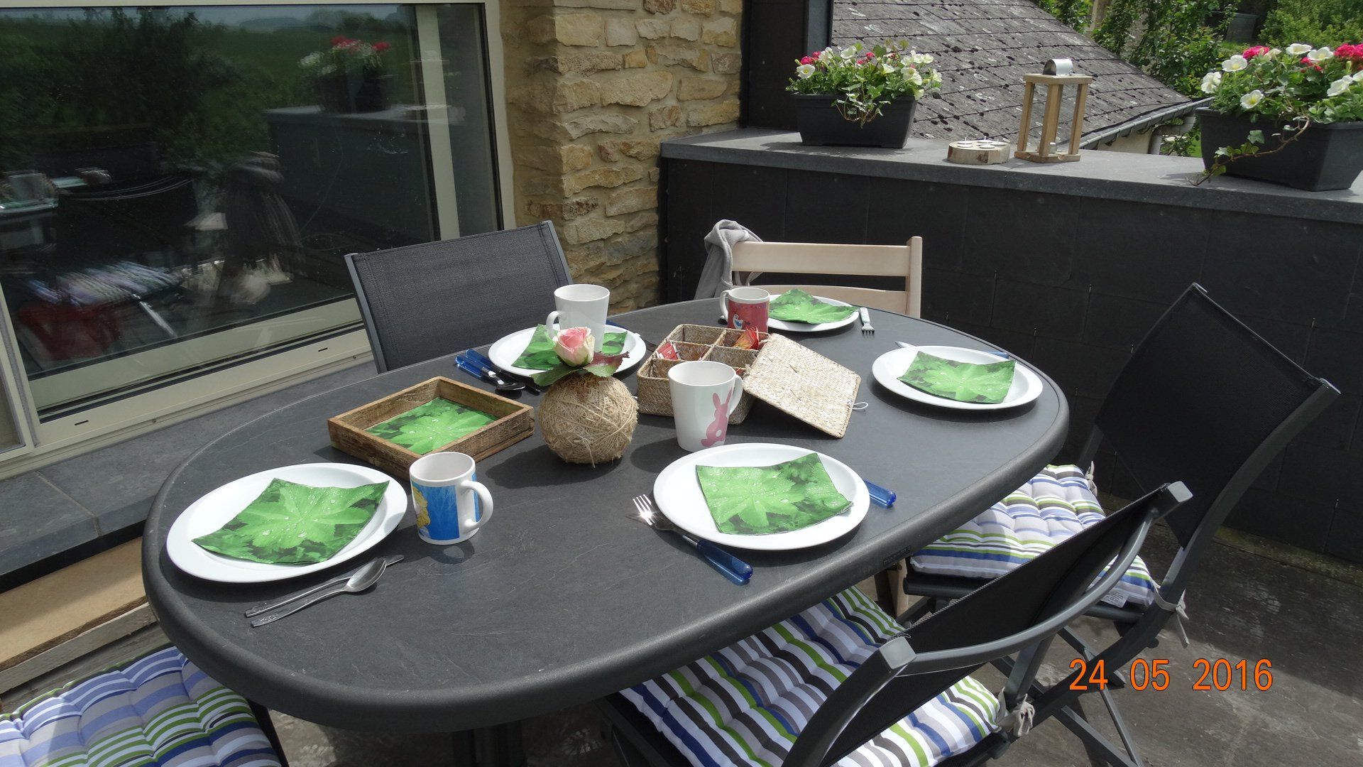 Une table avec des assiettes et des serviettes vertes dessus