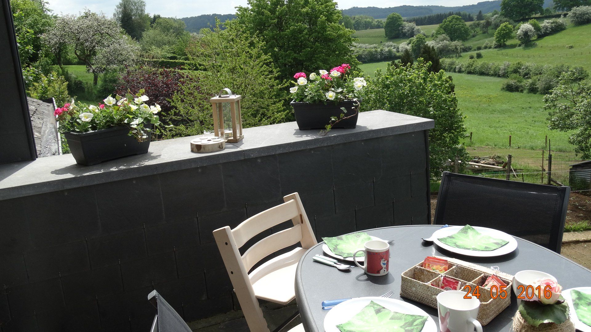 Une table avec des assiettes et une tasse sur laquelle est écrit « fraise »