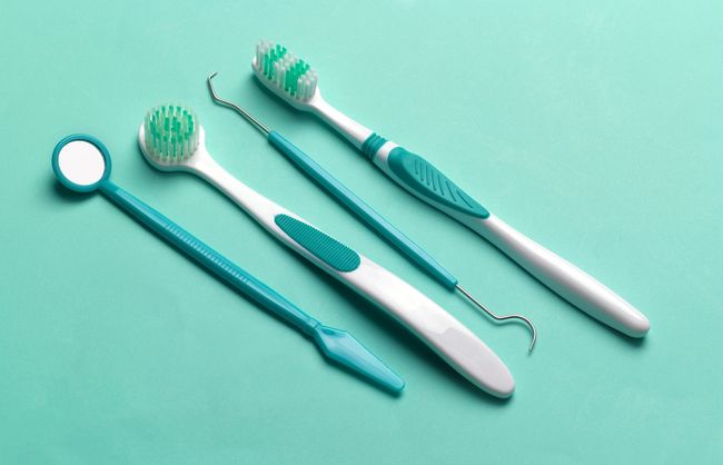 Un gruppo di dentisti sta lavorando su un paziente in una sala operatoria