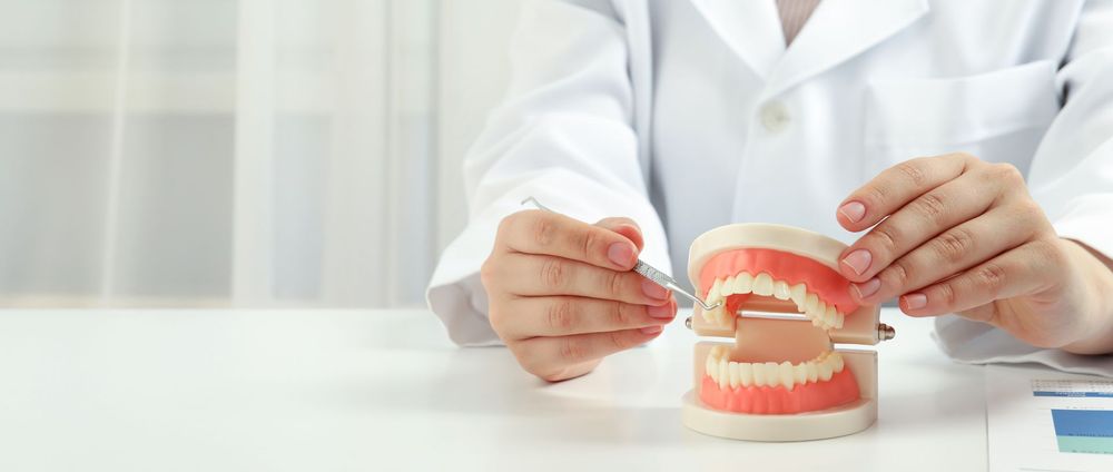 Un gruppo di dentisti sta lavorando su un paziente in una sala operatoria