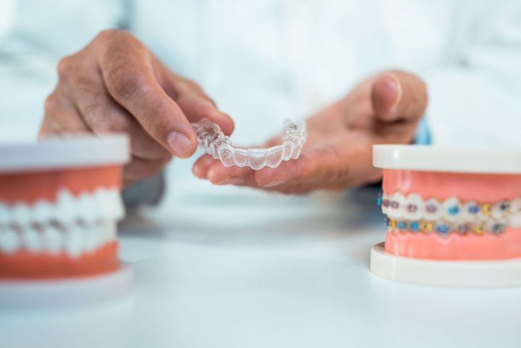Un gruppo di dentisti sta lavorando su un paziente in una sala operatoria