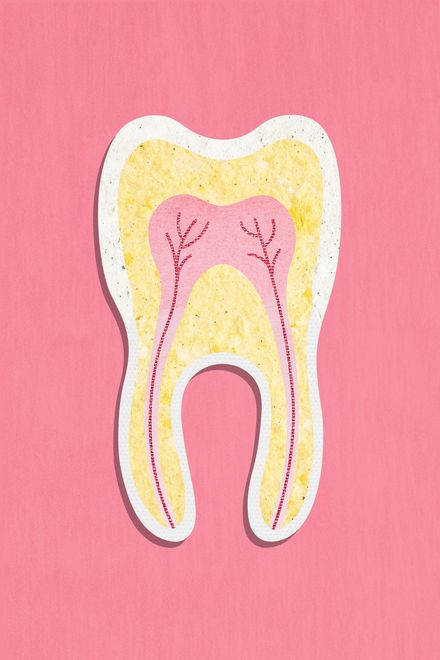 Un gruppo di dentisti sta lavorando su un paziente in una sala operatoria