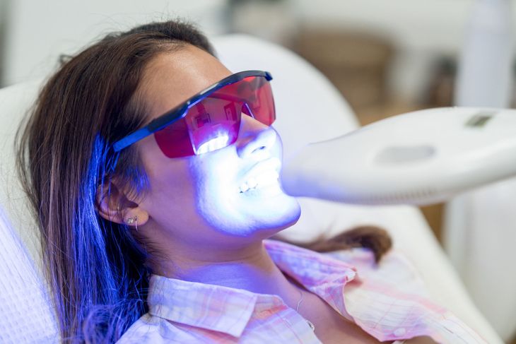 Un gruppo di dentisti sta lavorando su un paziente in una sala operatoria