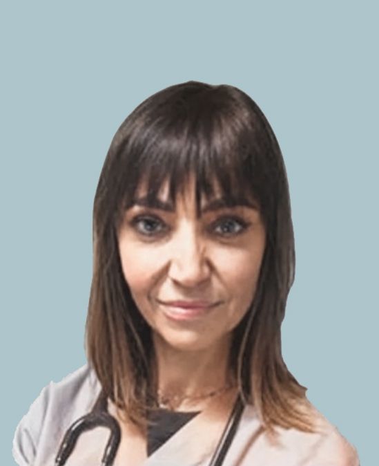 Una foto in bianco e nero di una donna che indossa un camice e uno stetoscopio.