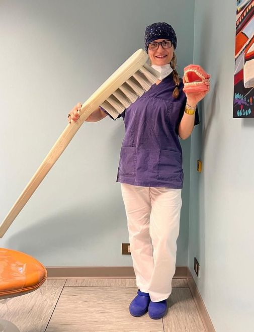 Un gruppo di dentisti sta lavorando su un paziente in una sala operatoria