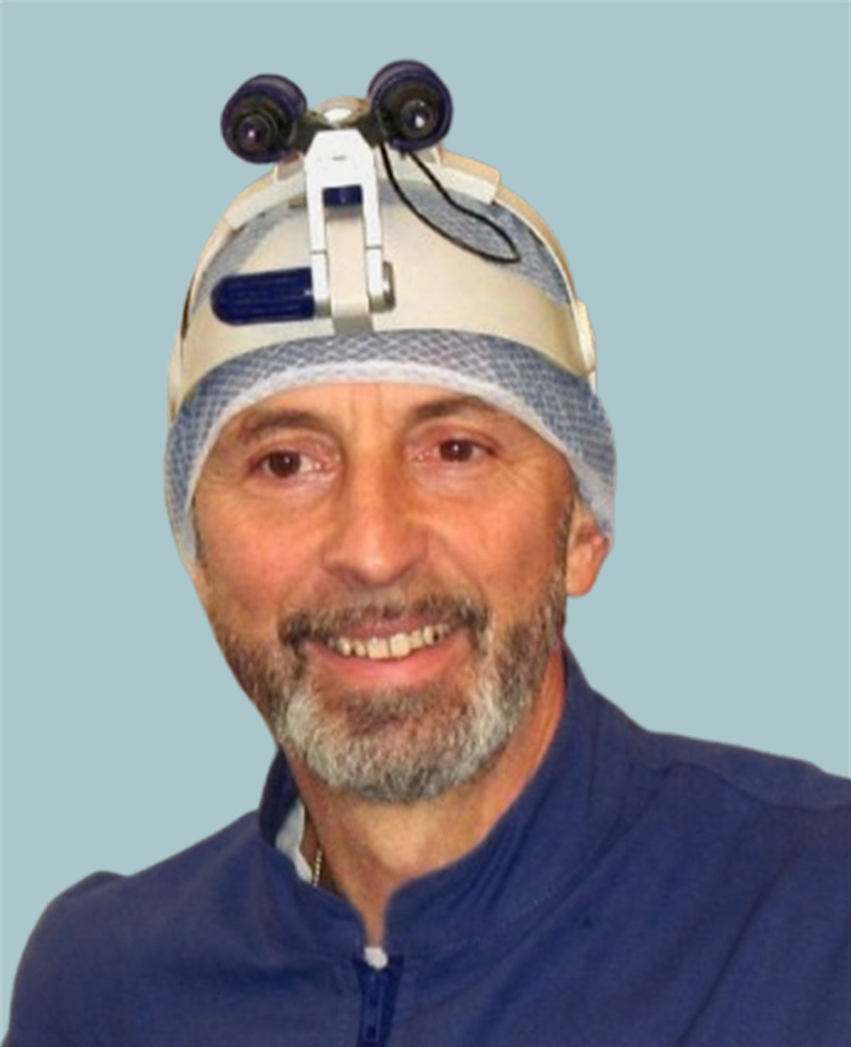 Un uomo che indossa un cappello con una macchina fotografica sopra