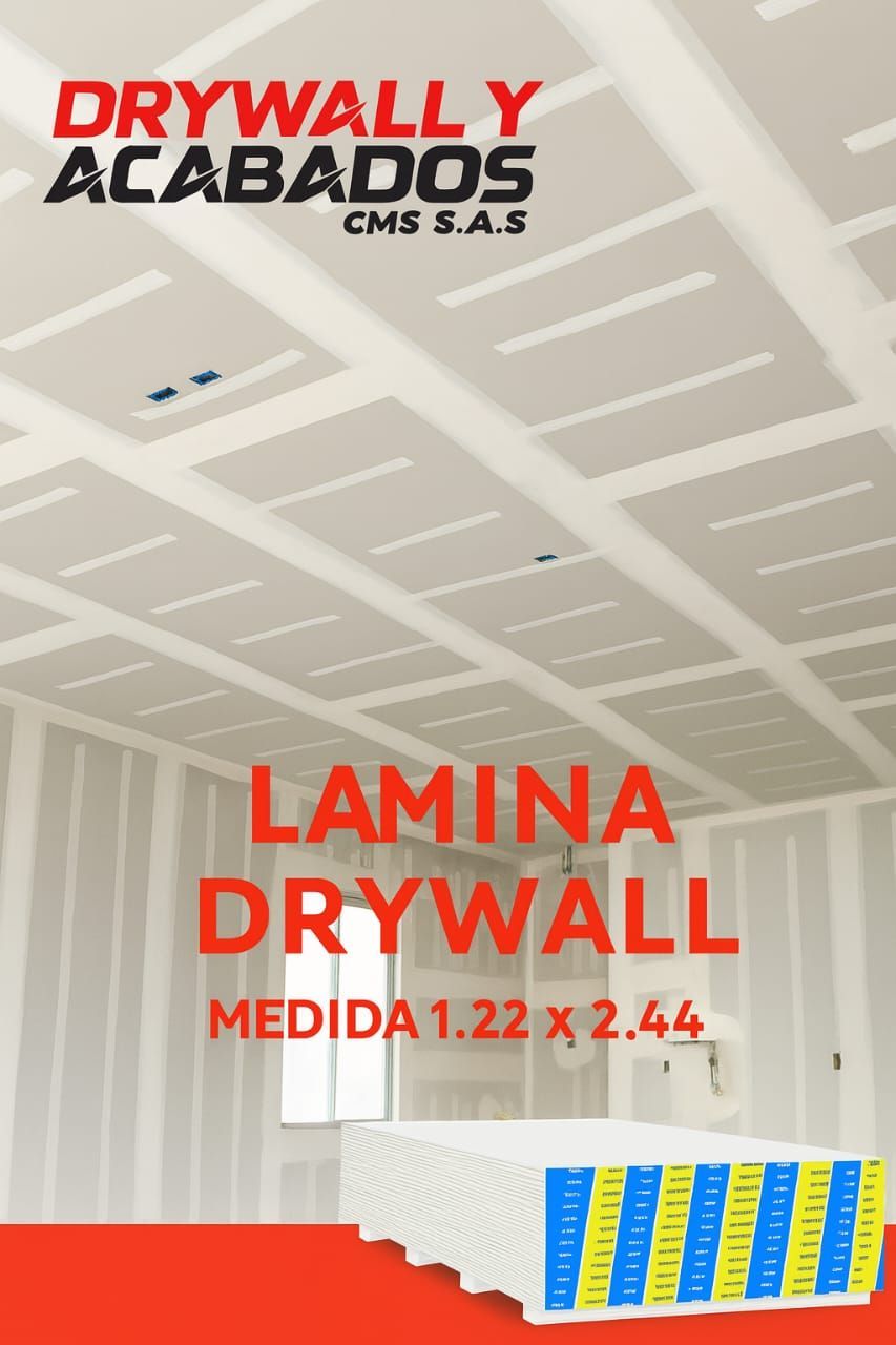 Láminas de yeso apiladas, con maqueta de una habitación interior que muestra la aplicación de yeso. 