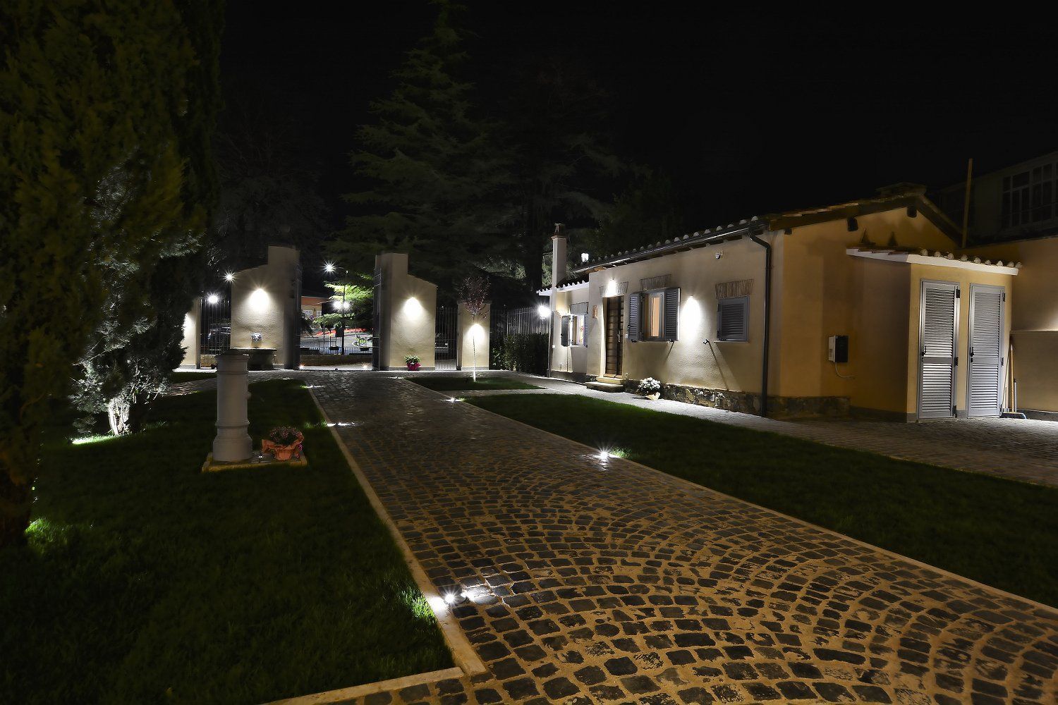 Corte Sospesa - Esterno di notte