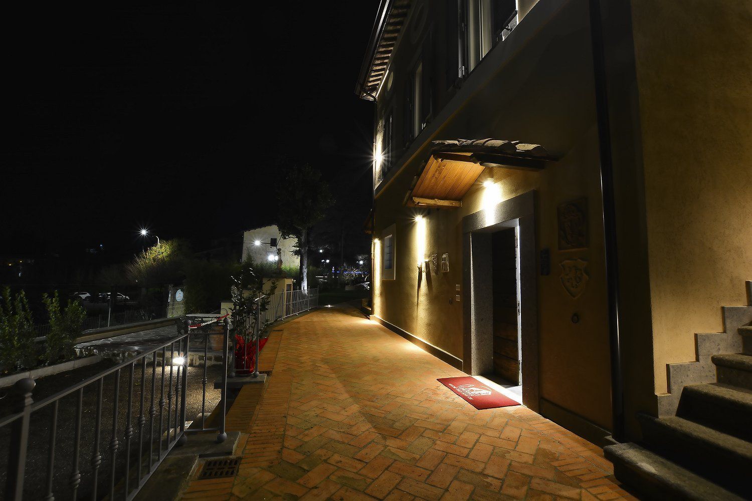 Corte Sospesa - Entrata di notte