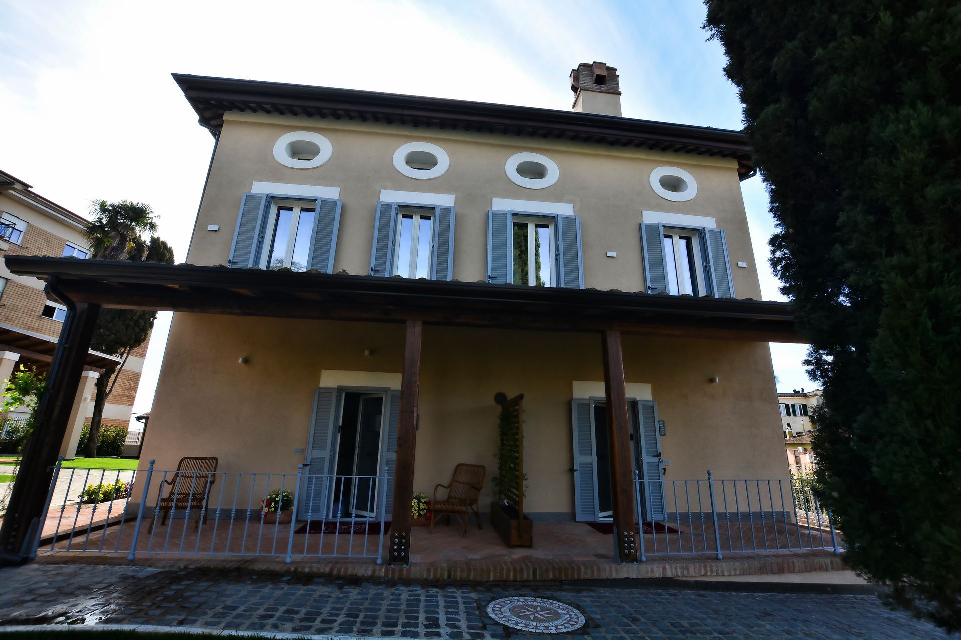 Corte Sospesa - Frontale