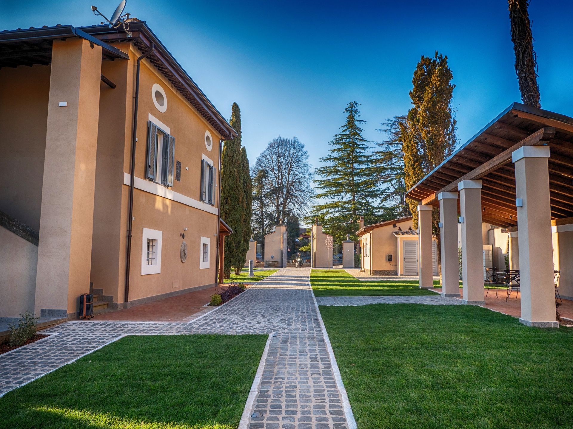 Corte Sospesa - Spazio esterno