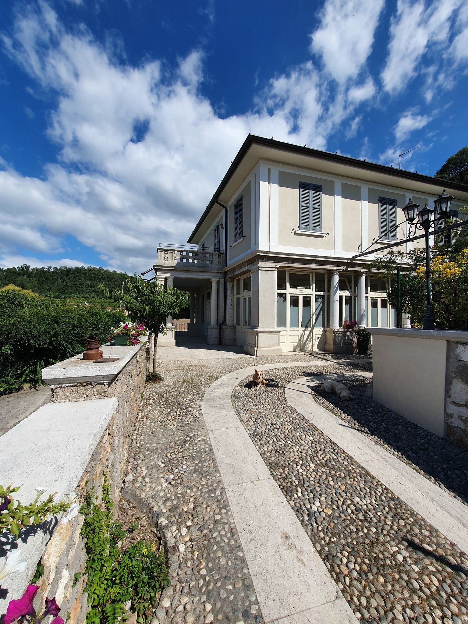 trattoria con sentiero in ciottoli