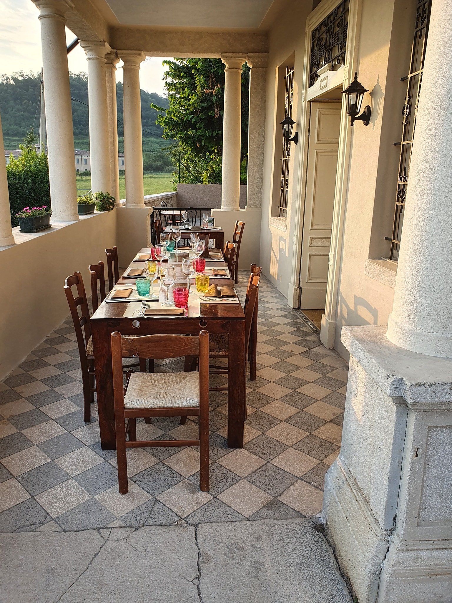 portico con tavolo apparecchiato