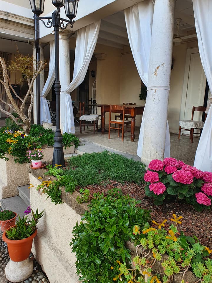 dehors di una trattoria con e aiuole