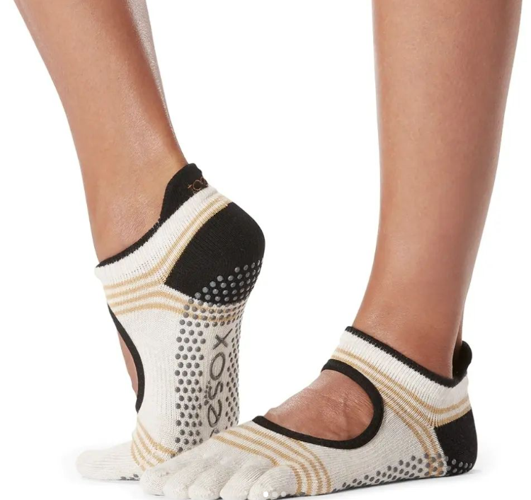 Una persona que lleva un par de calcetines con la palabra csox