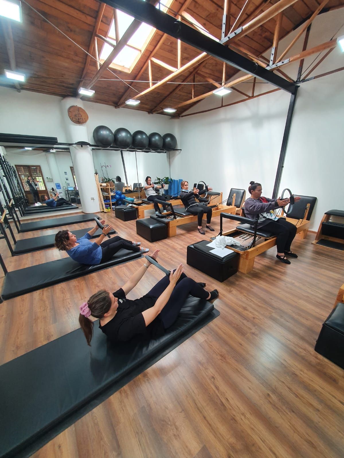 Un grupo de personas está haciendo pilates en un gimnasio.