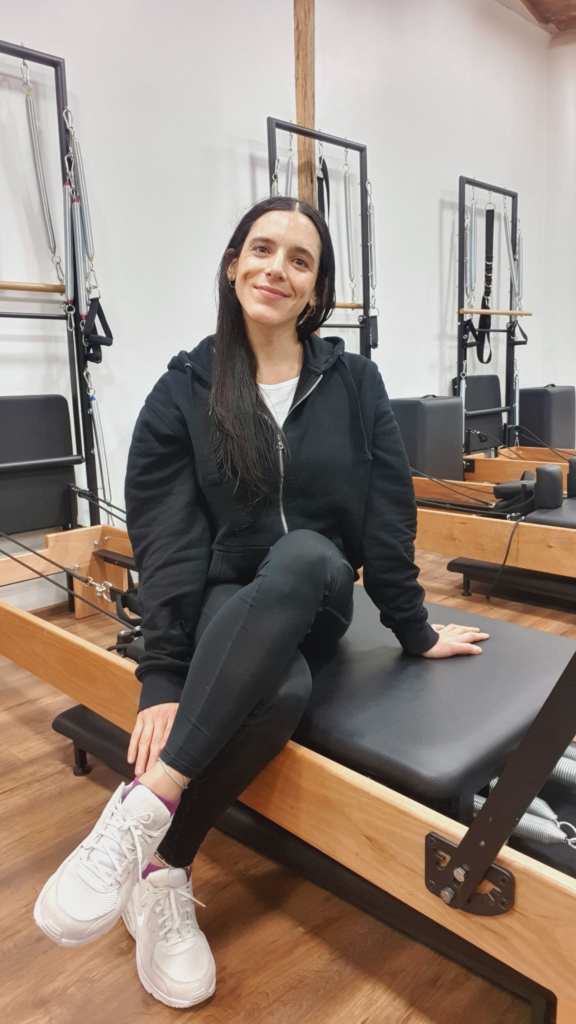 ° Samantha Cabrera Fuentes 
° Edad: 34 
°Cumpleaños: 11 de Junio
°Me fascina la montaña la naturaleza, ahi encuentro magia alegría y amor. Amo el deporte si es la naturaleza mejor. (subir cerros, ski, correr, nadar etc)
°Amante de la cosmétologia natural, las plata y animales 

