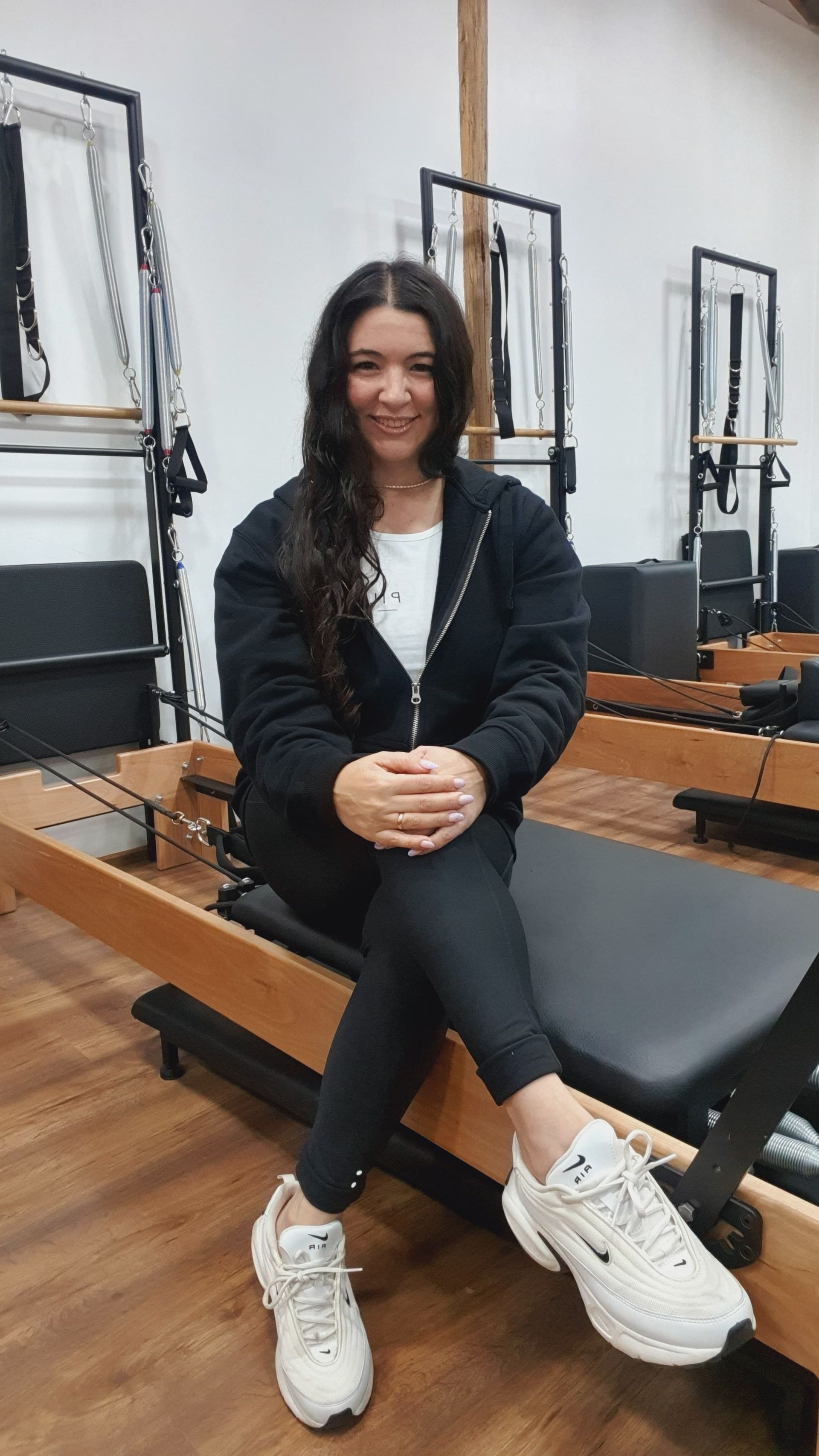 	Elizabeth Carolina Sedan E.
	Edad 42
	Cumpleaños: 24 de junio.
	Dog Lover, amante del mar y la naturaleza.
	Placer culpable, Los Chocolates.
	Me enamoré del Pilates, después de tomar una clase como alumna y lo volví mi profesión. 

Experiencia Laboral
	Marzo 2024 a la fecha Instructora staff permanente del Studio Pilates Pirque.

	2014-2024 Instructora del staff permanente del Studio Pilates QI (Carlos Antúnez).

	2016,2017,2018 y 2019 Staff de profesores a cargo de la formación de instructores en Pilates QI Educación.

Formación

	2014 Pilates QI Educación: Instructora en Método Pilates, Realizado 470 Horas de instrucción integrado el trabajo de fitness, wellness y post rehabilitación en Matword, Reformer, Cadillac, Chair, Ladder Barrel, Walt Unit, y Accesorios, Metodología Pilates QI Educación.