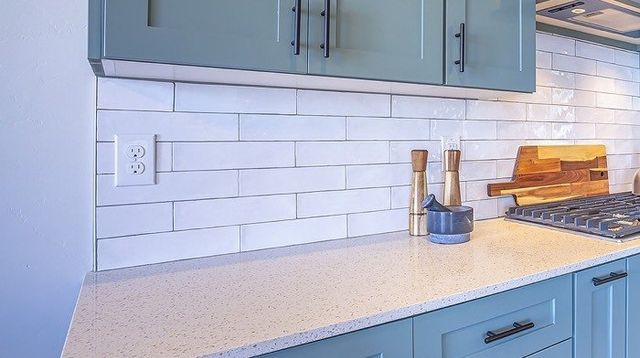 What Is the Best Kitchen Backsplash Material? [Tiles Pros & Cons]