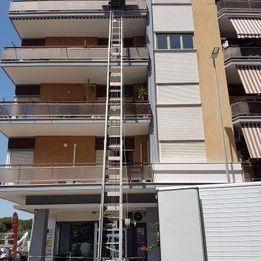 piattaforma elevatrice per trasloco ai piani alti D&V Traslochi Viterbo di Daniele Pezzotti