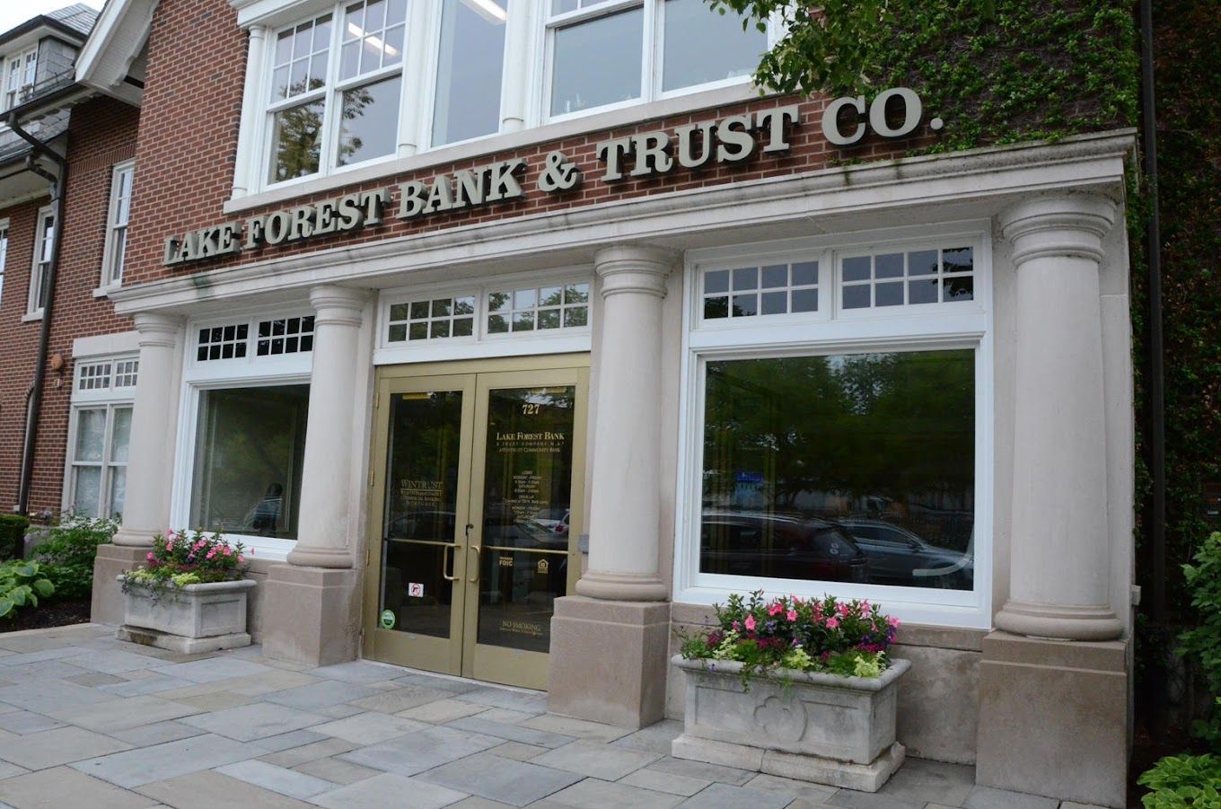 A large brick building with a sign that says lake forest bank & trust co.