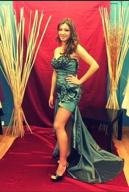 modella con abito da cocktail