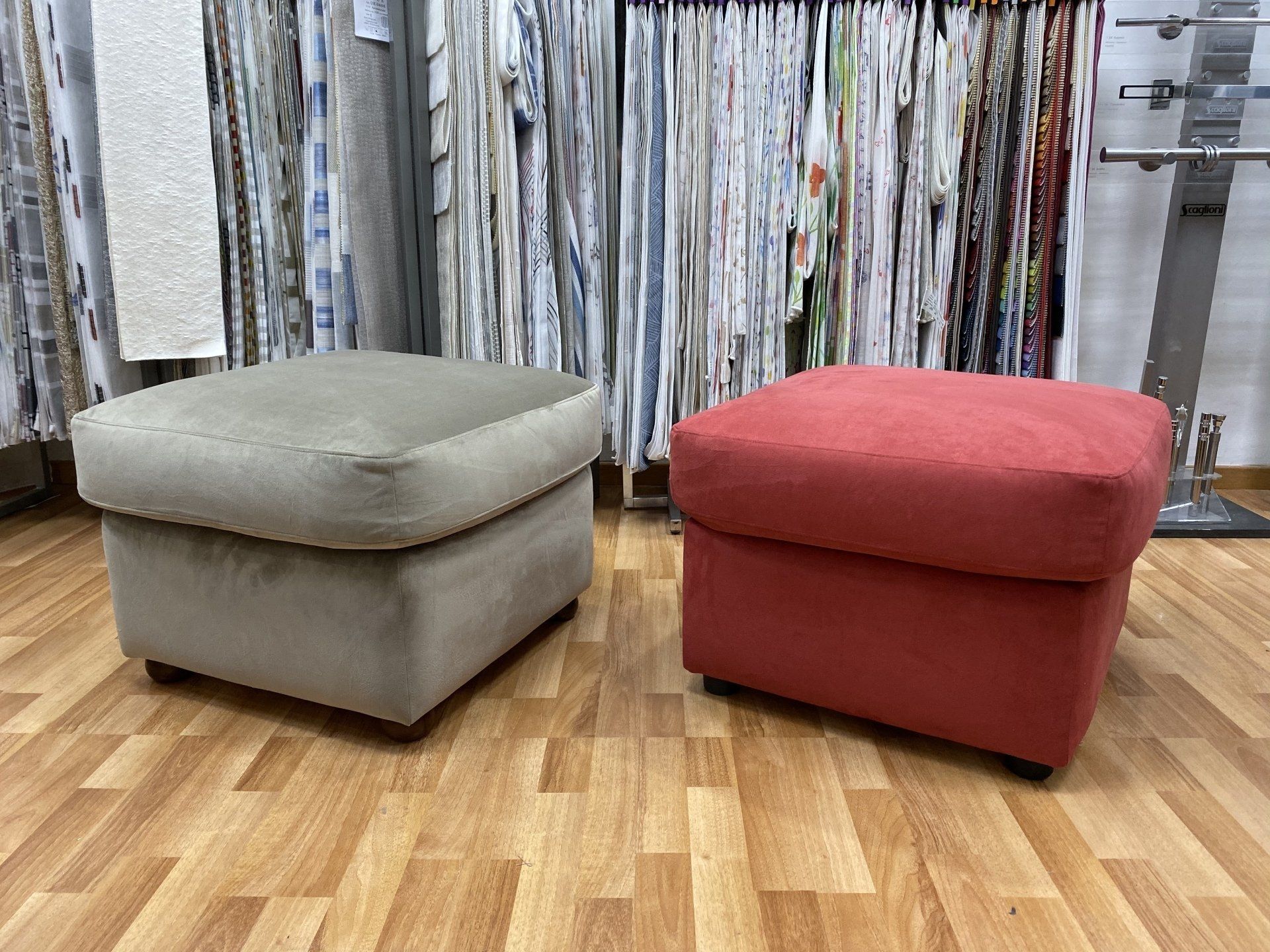 Rifoderatura artigianale pouff contemporaneo con tessuto effetto velluto realizzato da Tappezzeria Giudice Palermo