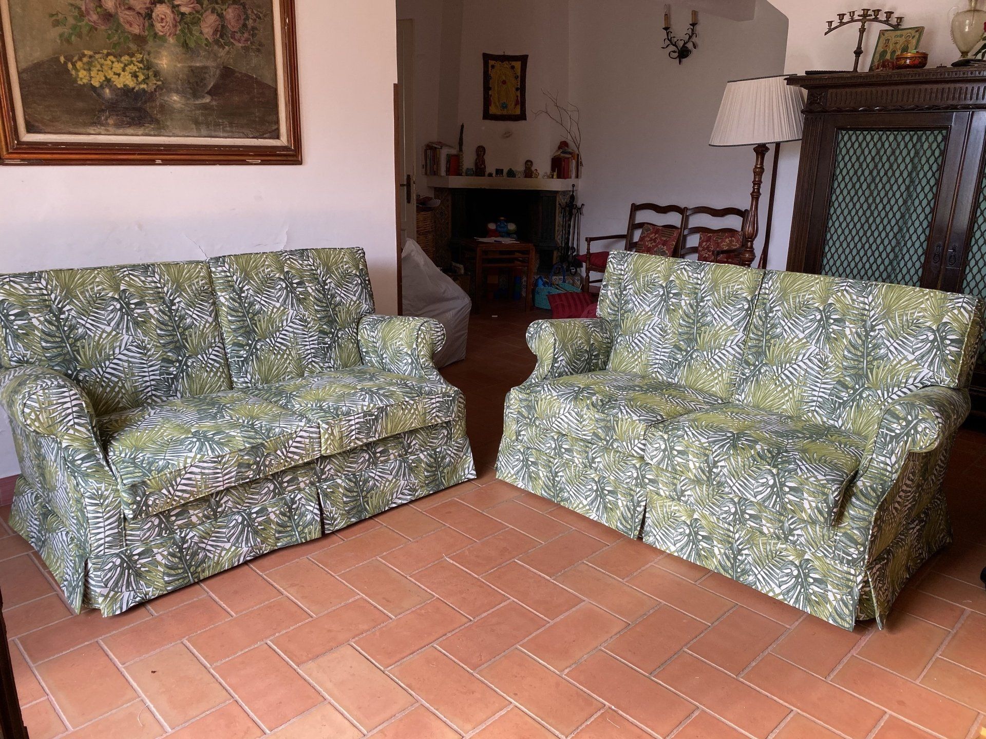 Rifoderatura artigianale divano classico con tessuto a foglie verdi realizzato da Tappezzeria Giudice Palermo
