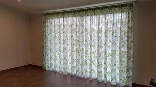 tenda da interni con motivi floreali