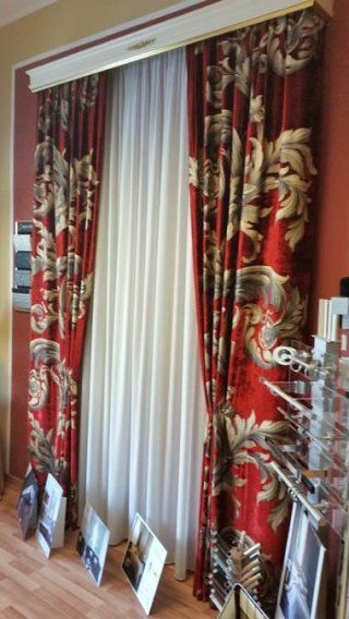 tenda con motivi floreali in esposizione