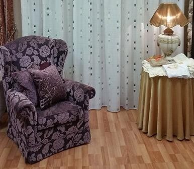 poltrona con fodera a motivi floreali