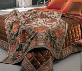 letto con trapunta ricamata