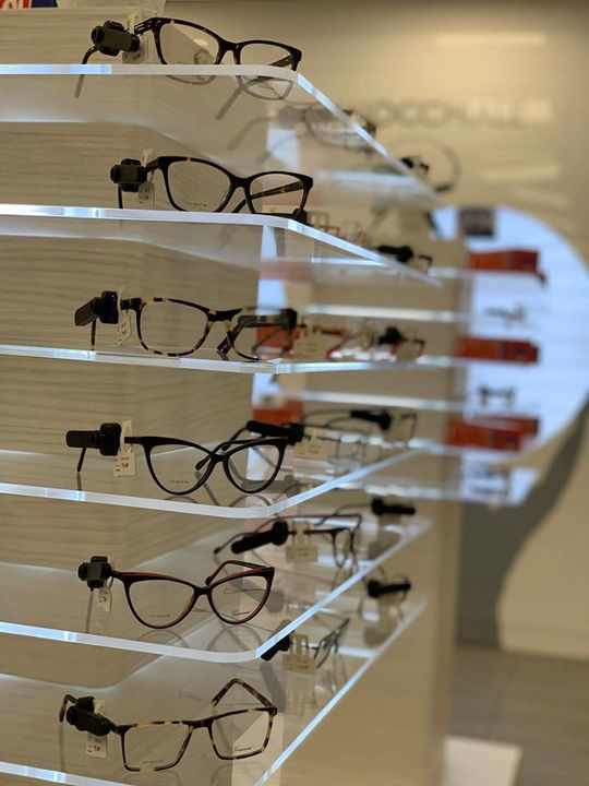 occhiali da vista in negozio