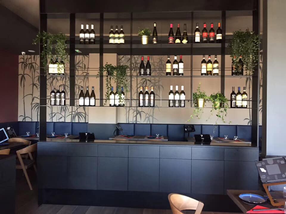 parete attrezzata con vini