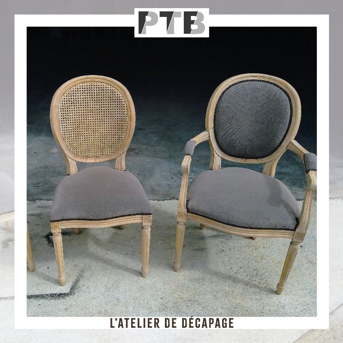 Deux chaises sont assises l'une à côté de l'autre avec un logo ptb au-dessus d'elles