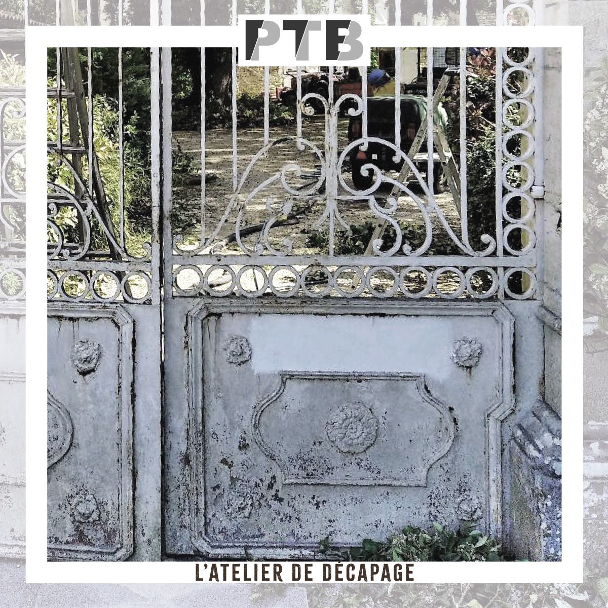 Une photo d'un portail en fer forgé sur lequel est écrit ptb l'atelier de décapage