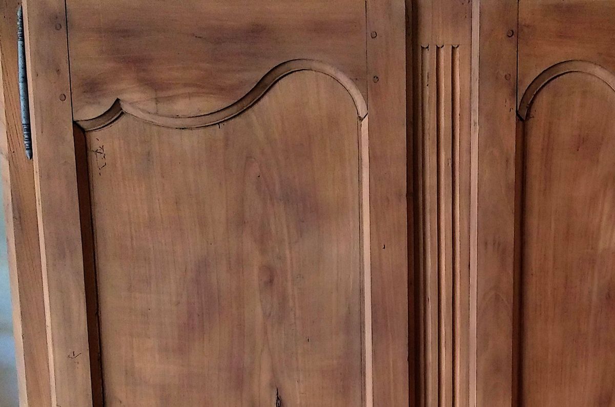 Un gros plan d'une porte en bois avec un motif sculpté dessus.
