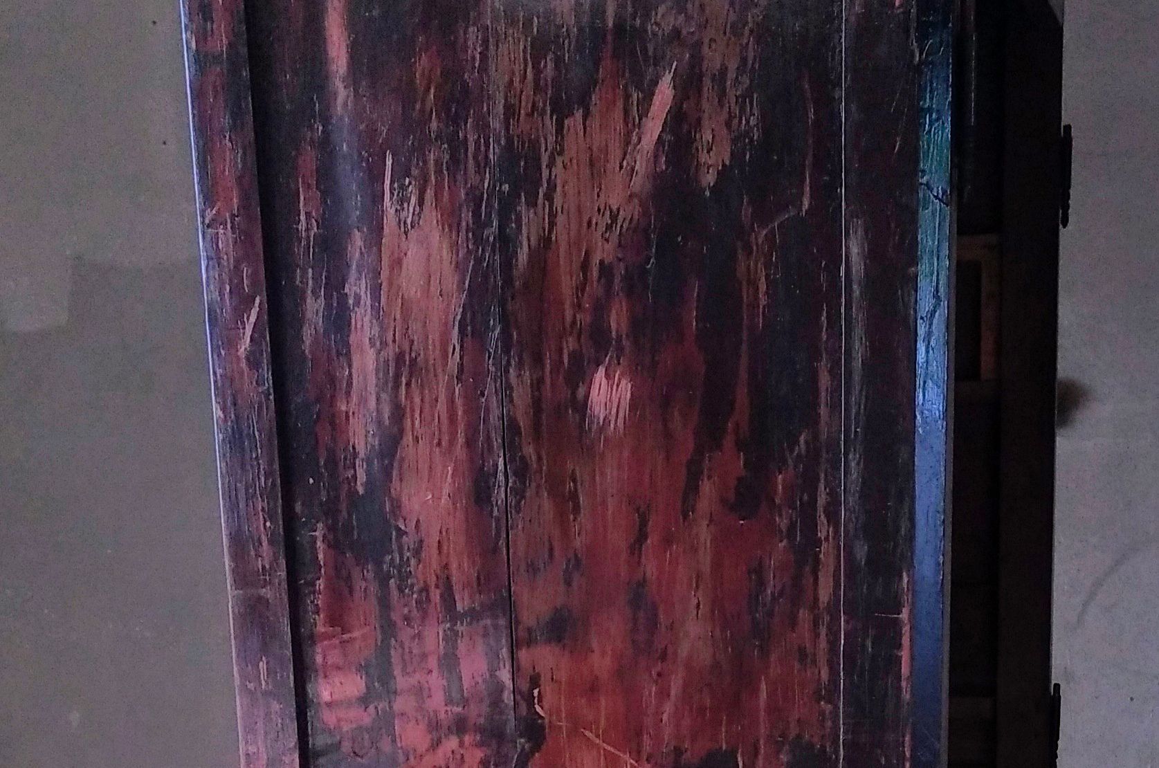 Un gros plan d'une porte en bois avec de la peinture écaillée