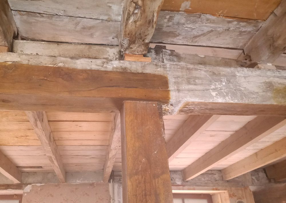 Un gros plan d'une poutre en bois dans un bâtiment